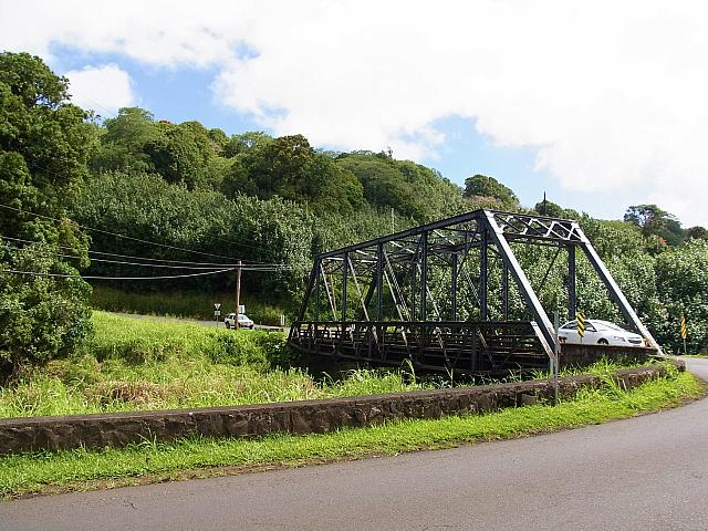 小さな1本道の橋を抜けるともうすぐハナレイ・タウンです。
