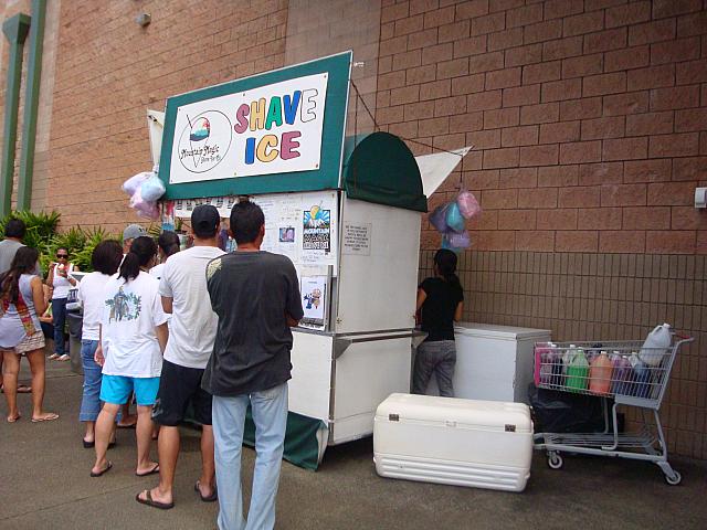 シェイブアイスの列が絶えない