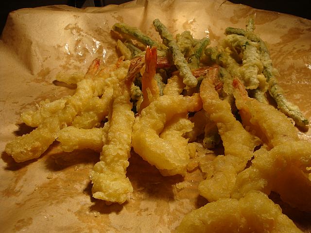 天ぷら、お寿司などの日本食もあり。