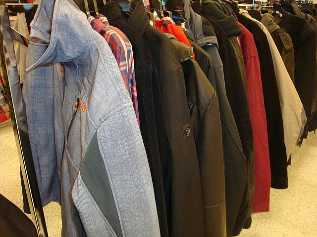 年中温暖なハワイでも冬用の洋服が結構お店に並びます