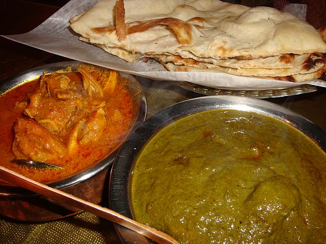 （写真上）ナン、（左）チキン・マサラカレー、（右）ラム・サア
