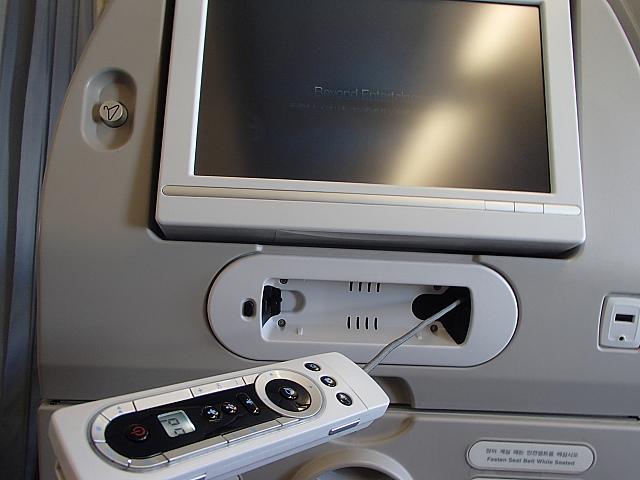 リモコンなど便利機能が埋め込まれた前座席