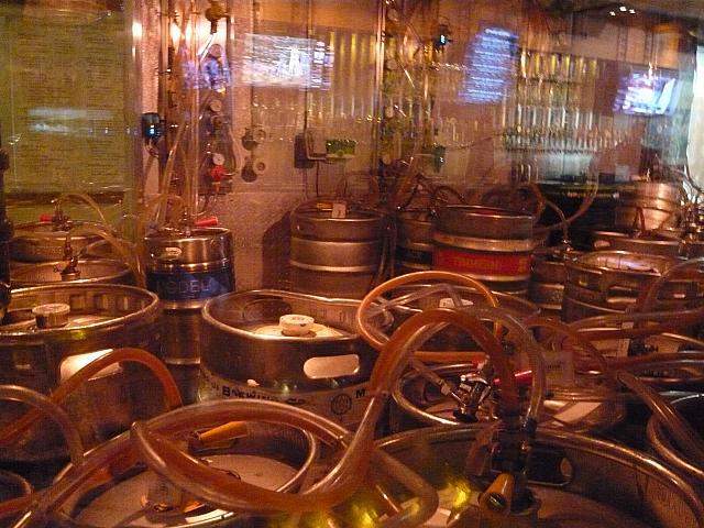 裏の倉庫にはこんなふうに使い終わったビールマシーンが所狭しと置かれていました。