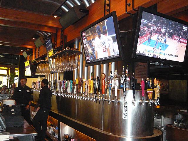 圧倒されるほどのビールの種類。全部試したらどうなるんだろう、、、？