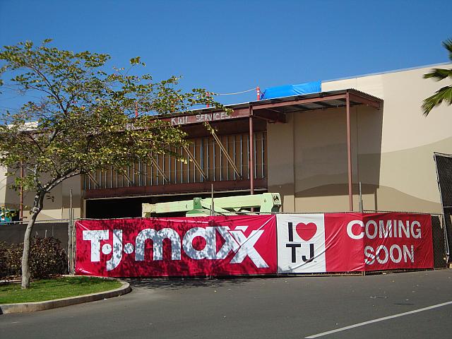 スポーツ・オーソリティの左隣にオープンするTJmax