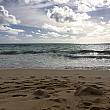 浜辺で静かに寄せ来る波を眺めていると、日常の疲れで固くなった心と体が、なんだかほぐれていくよう。