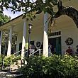 去る1月6日（金）、ハワイ王朝エマ女王181回目の誕生日（1月2日）を祝して、ふだんは公開されない、カメハメハ4世との結婚式（1856年）に着用したウェディングガウンが1日だけ、展示されました。場所はヌウアヌにあるクイーン・エマ・サマー・パレス。