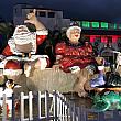 ホノルル市庁舎一帯が南国のホリデーイルミネーションで彩られるんです。こちらはホノルル・シティ・ライツの代表格、ミスター＆ミセス・サンタ。ミスター・サンタ、胸をはだけちゃってます。暑いのかな～。ハワイも12月は結構、夜涼しいですけど。