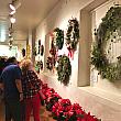 ホノルル市郡主催のクリスマスリース手作りコンテストの入賞作品も飾られています。