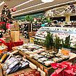 これは年末の地元スーパーの様子。クリスマス飾りと一緒に門松が売られていたりするんです。
