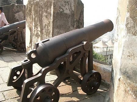 砦と大砲。 