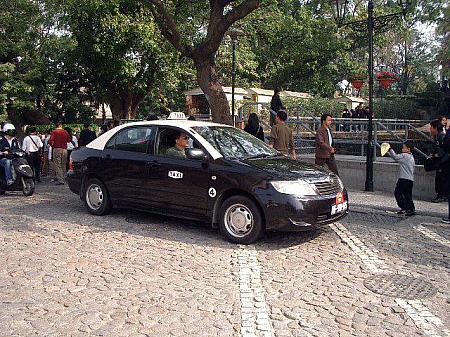 マカオのタクシーは黒と白のツートンカラーでした。