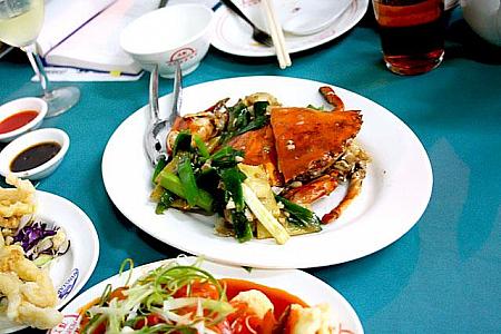 四番目に出てきましたのが、「カニの揚げ物蜂蜜ソース」です。これが食の都、香港の、2001年美食大賞受賞メニューだそうです。 
ねぎとしょうがとカニのカルテットですが、薄味で上品でした。 
 
