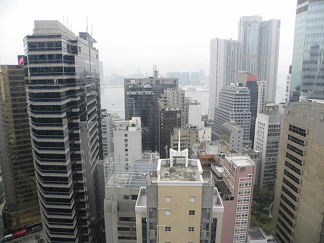 ビルの隙間から海も見えます