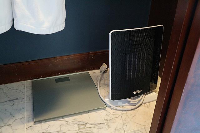 また、クローゼットに設置されているヒーターと体重計。ヒーターが各部屋にあるホテルは、香港ではとっても珍しいんですよ。現在80-90％の部屋にヒーターが完備されているそうです。