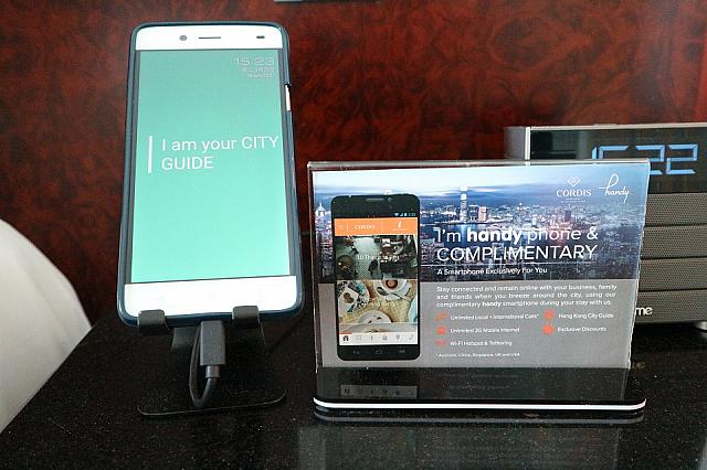 WiFiの代わりとしても利用ができる室内付属のスマートフォン。特定の国へインターネット回線を利用した無料通話ができますが、日本は無料通話に含まれていません（2018年3月現在）。