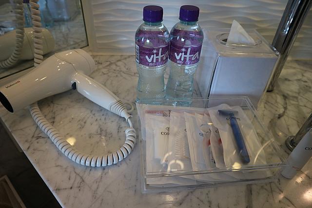 無料の水、ドライヤー、アメニティーセット。