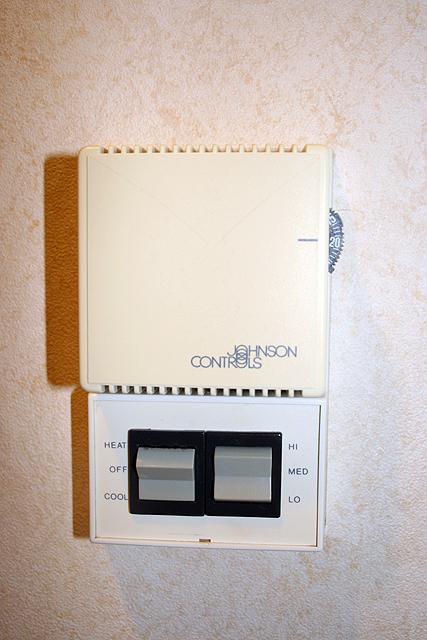 エアコンの調節ダイヤルとスイッチ。