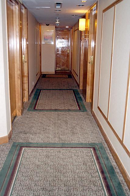 客室へとつづく廊下。