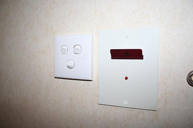 ドアを開けたら、電気スイッチの隣のスロットに差し込みます。