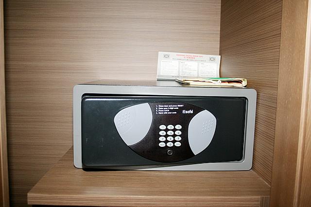 セーフティボックスとスリッパ