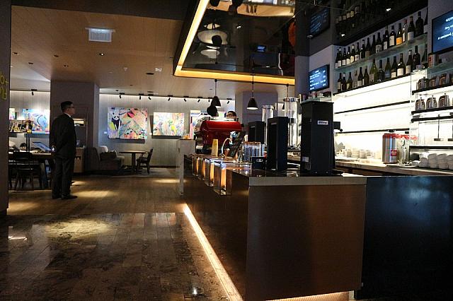 ロビー横にあるEbb+Flowラウンジ。大勢の人がいたので店内は撮影をしていませんが、コンテンポラリーモダンな絵画が多く飾ってあります。