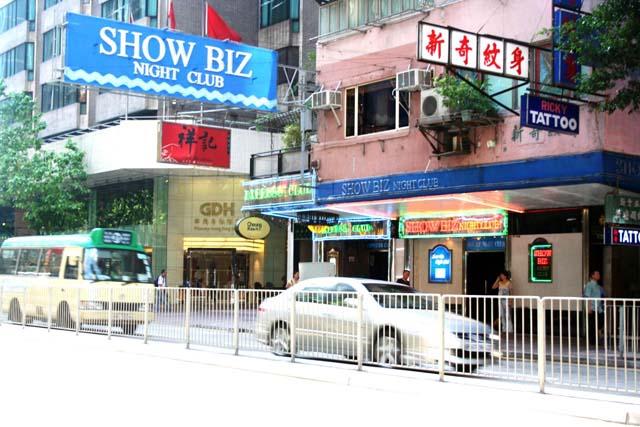 一つ目の大きな交差店に差し掛かると右手に見えます。
