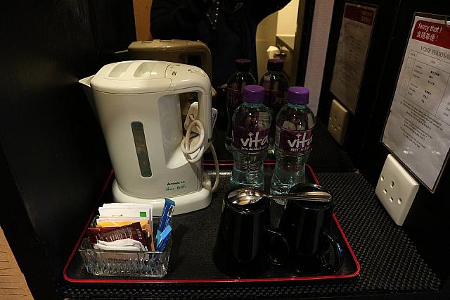 お茶のセットと湯沸かしポットもあり、便利ですね