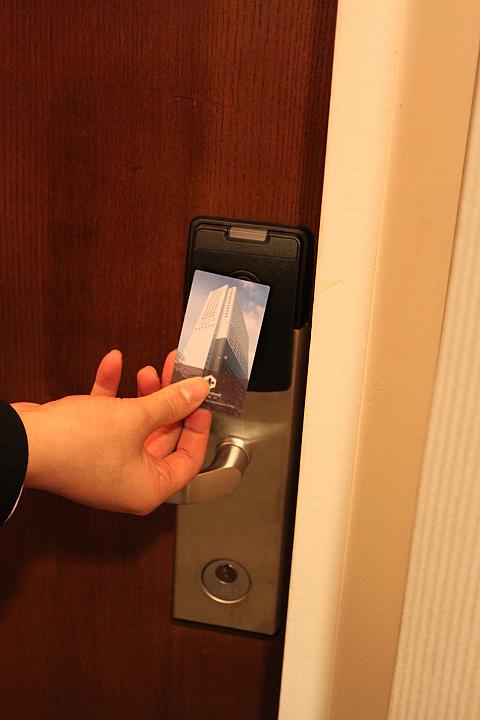 カードキーはかざすだけ