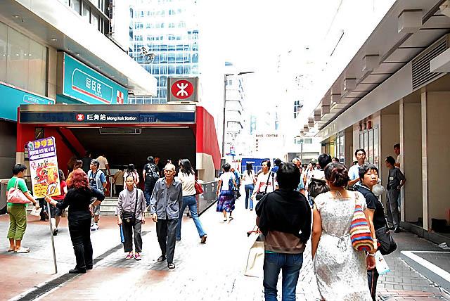 1. M TR荃灣線“旺角（モンコック）”駅下車。E1出口。
