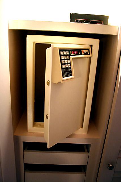 セーフィティボックスは入り口脇のクローゼットの中。衣類を下げておくクローゼットとは別のものになります。サイズも大きめですね。
