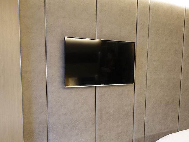壁にフラットTV