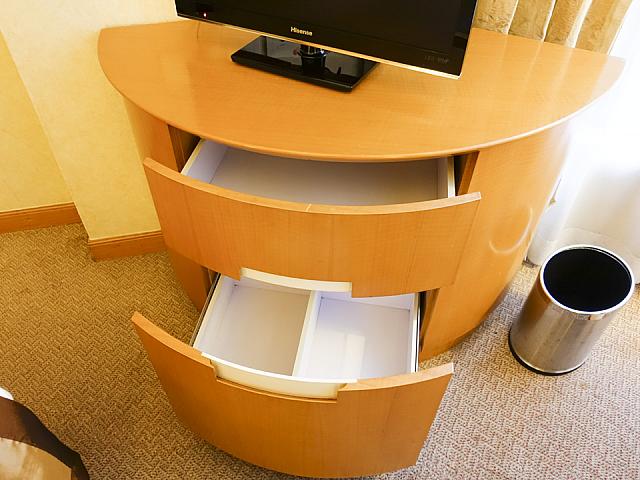 キャビネットには衣類も入れられます。