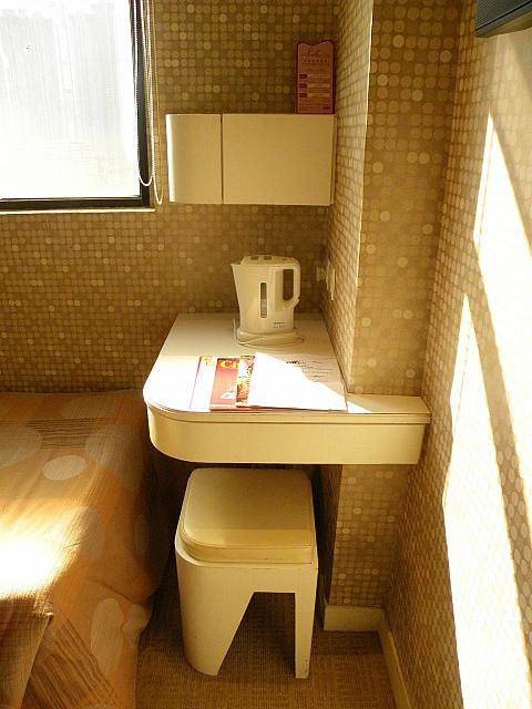 湯沸かし器とテーブル