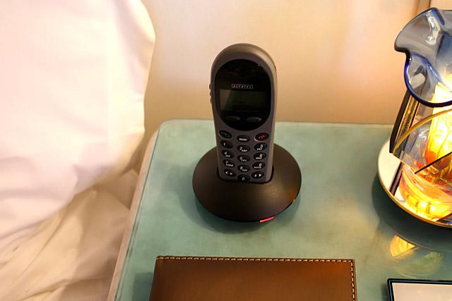 コードレスIP電話。ホテル内どこにでも持ち運ぶことができて便利です。