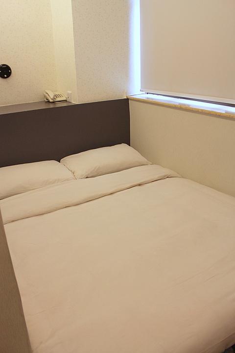ダブルベッド以外の部屋スペースは少ないです