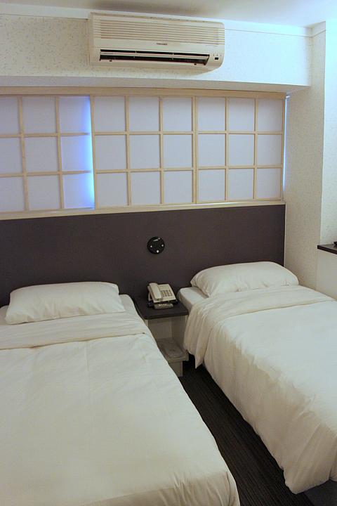 ベッドは大きくないですが、部屋には少しゆとりがあります