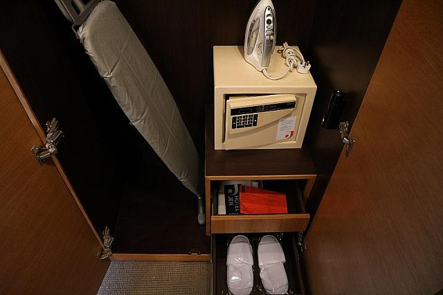 ワードローブ内にはセーフティボックス、スリッパ、アイロン台などがあります