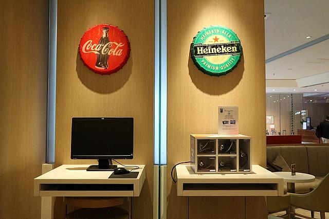 パソコン（左）や携帯電話の充電ボックス（右）も備え付けてあります。ゲストのことを考えた造りですよね！