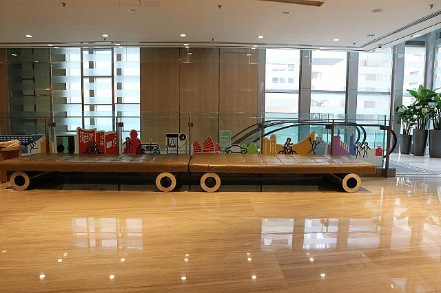 フロント前のソファ。脚が車のようになっていて可愛い！