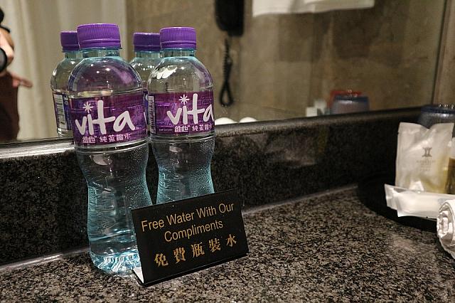 バスルームに設置された無料の水。