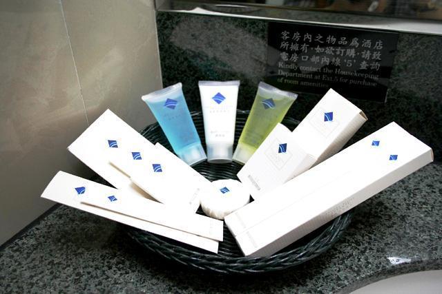 バスルームのアメニティもスタンダードとは違っていますね。この部屋タイプにはバスローブも用意されています。