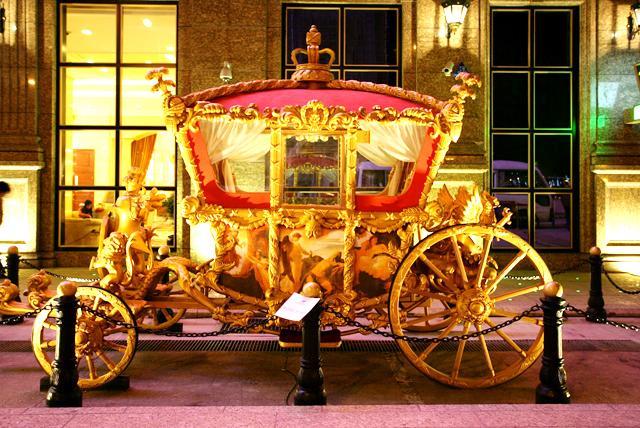 ホテルの正門入り口の前に馬車が飾られていました。とりあえずここで記念撮影を1枚。