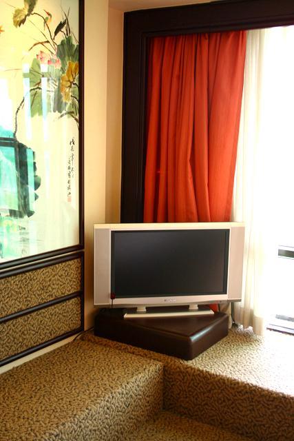 ベッドが大きい分部屋が狭くなるので、ソファなどはありません。テレビもコーナーに置かれています。
