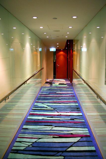 カラフルな絨毯を使用したユニークなデザイン。