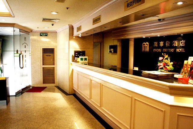 ロビーは、日本の温泉街のホテルといったイメージですね。外見から想像するよりも清潔で、明るいです。