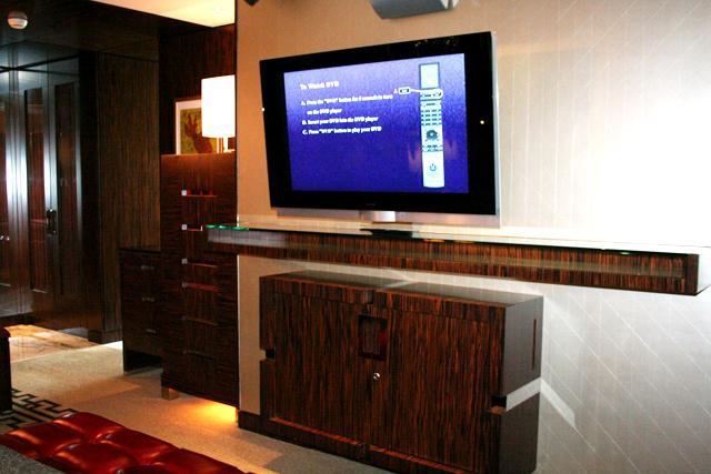 テレビはもちろん、大型液晶テレビ。リモコンでテレビの角度を変えることができます。