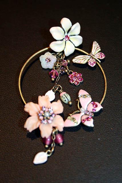 これは、ピアス！ちっちゃいてんとう虫や蝶々の羽にも模様が付いているのが見えますか？