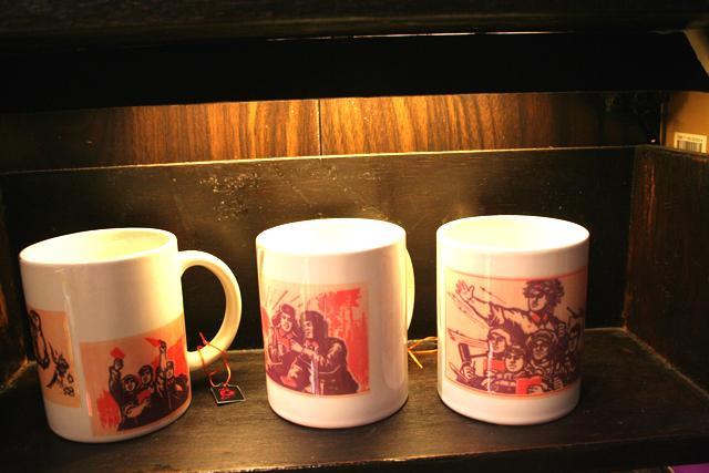 人民公社チックなデザインのマグカップは1個HK$98です。