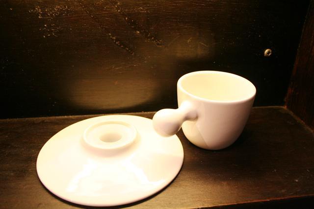 こちらはモダンなデザインのカップ＆ソーサー（スプーン付き）HK$98です。